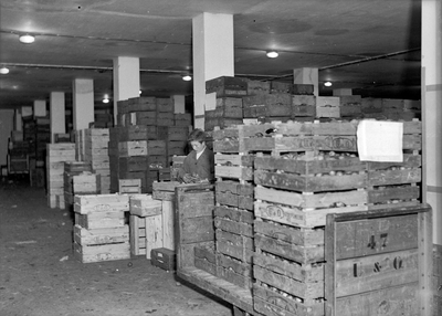 400137 Interieur van het Gebouw van de Groenten- en Vruchtenveilingen (Croeselaan) te Utrecht: opslagruimte voor fruit ...